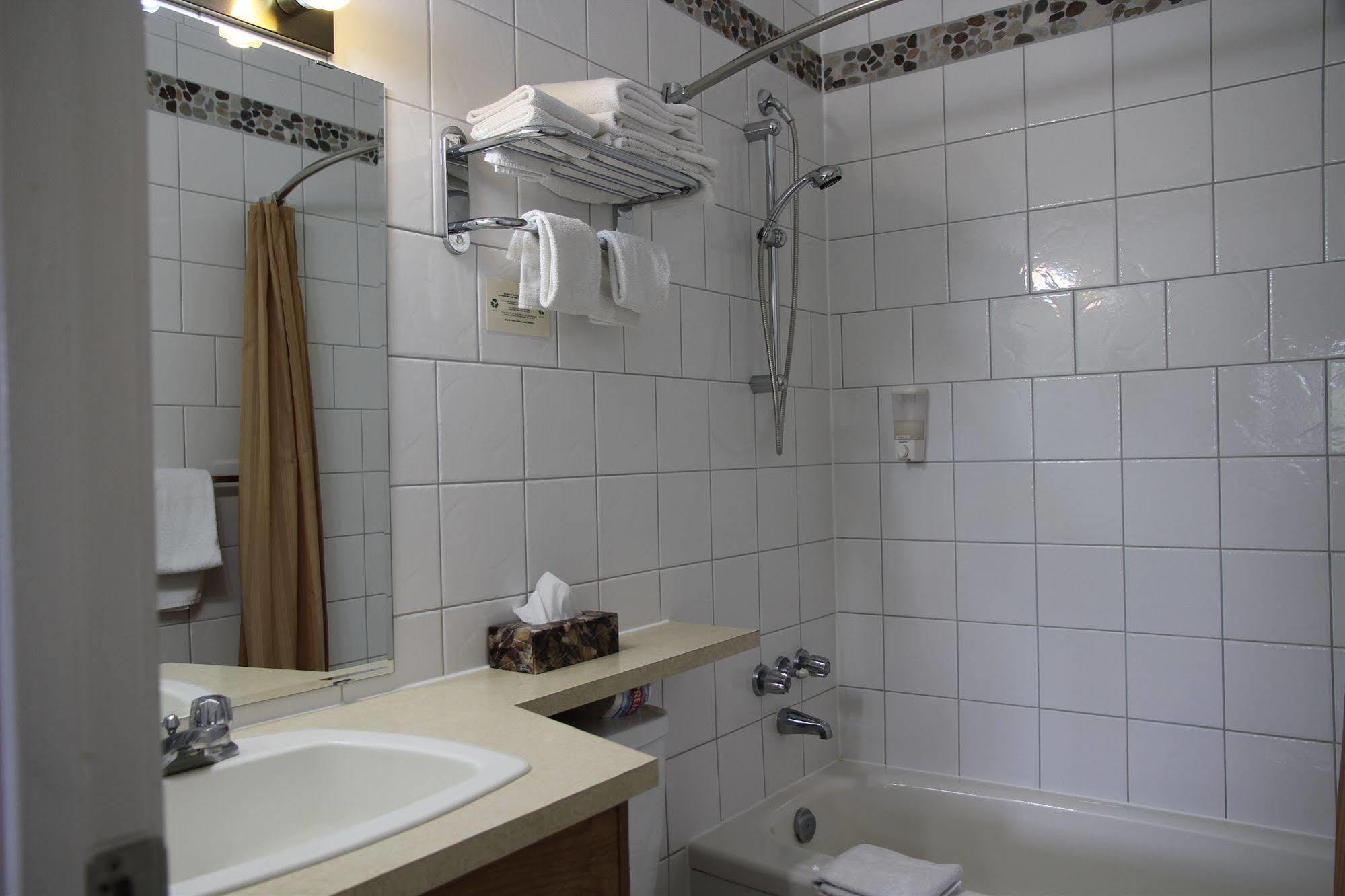 Waterfront Inn Пентиктън Екстериор снимка