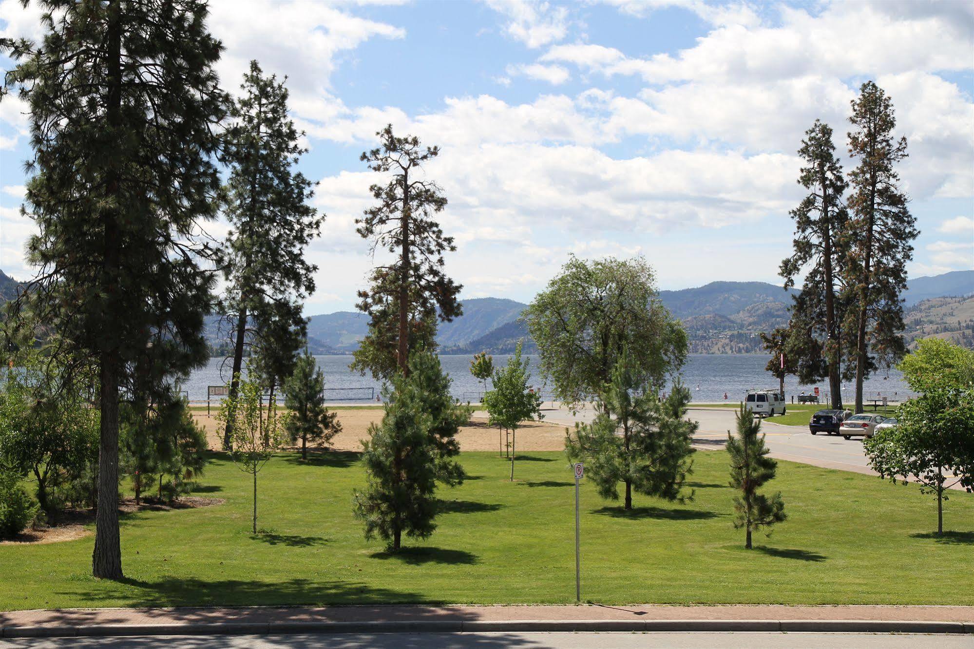 Waterfront Inn Пентиктън Екстериор снимка